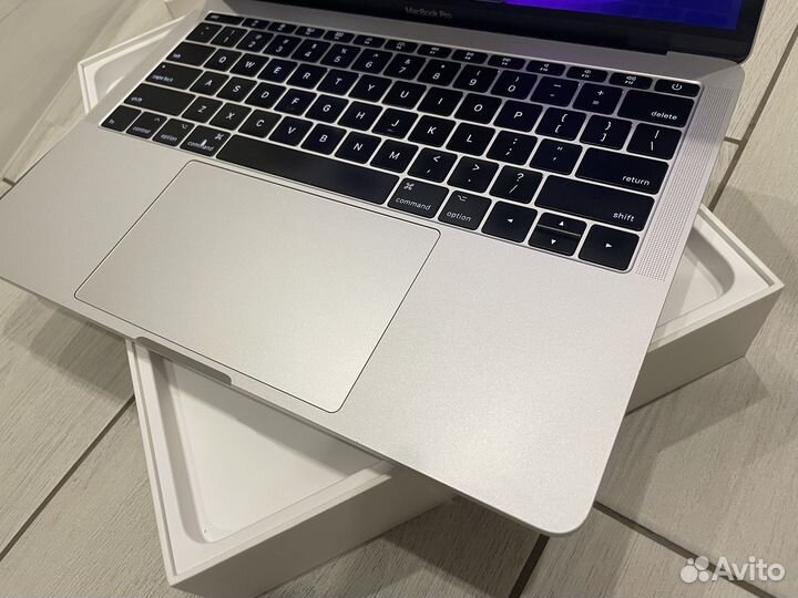 Macbook pro 13 2017 i5-2.3 ghz retina