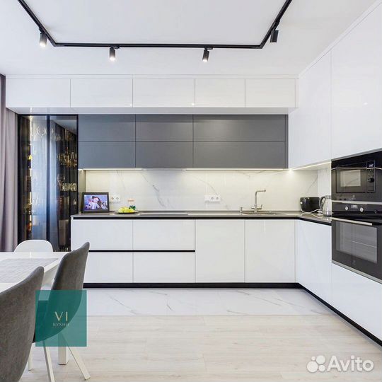 Кухня встроенная светлая