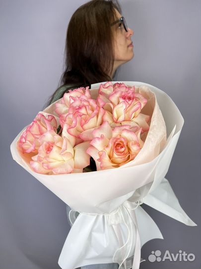 Букет роз французских бело розовых