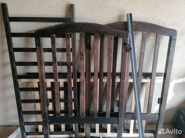 Детская кроватка с маятником и матрасиком