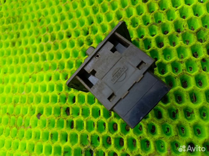 Блок управления зеркалами Nissan Terrano WD21