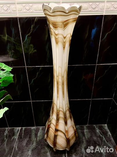 Напольная ваза, искусственные цветы