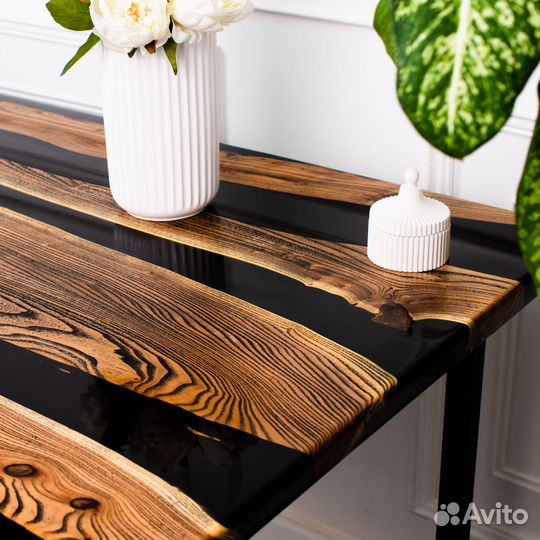 Кухонный стол из эпоксидной смолы и дерева