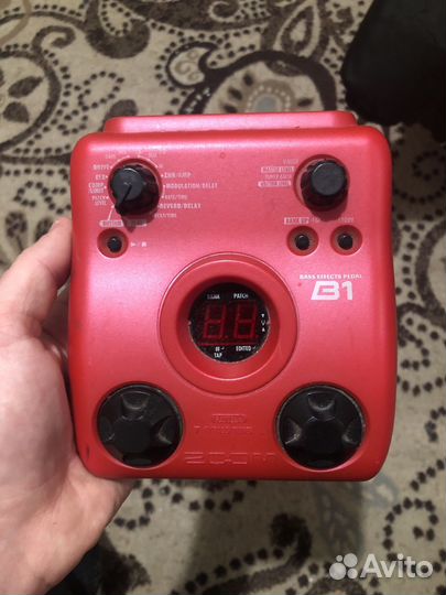 Басовый процессор zoom B1