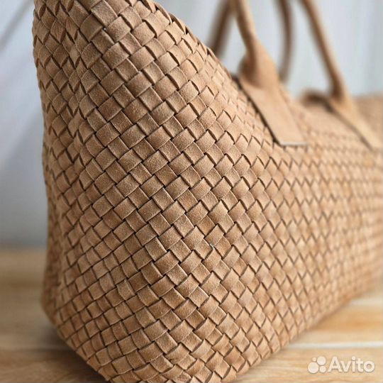 Сумка тоут Bottega Veneta плетёная замша песочная