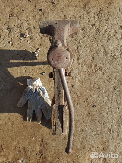 Тиски слесарные старинные