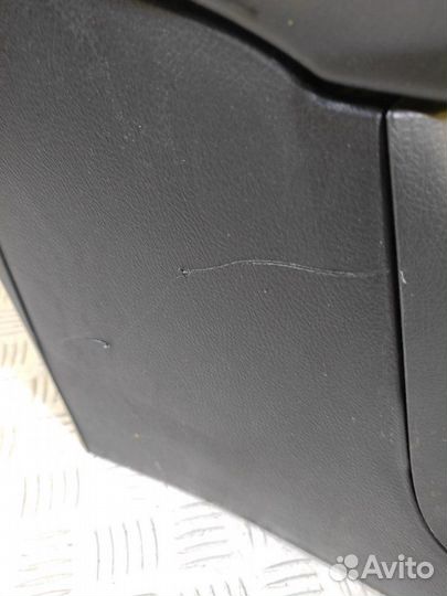 Подлокотник Toyota Hilux (2015-2021) 2.4 D 2GD-FTV