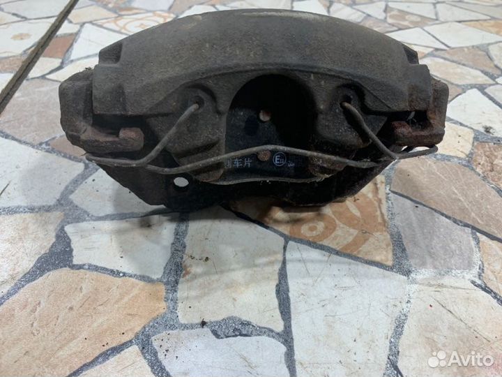 Суппорт тормозной передний Ford Focus седан 1.6