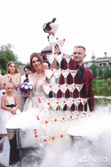 Пирамида из бокалов шампанского, шоколадный фонтан