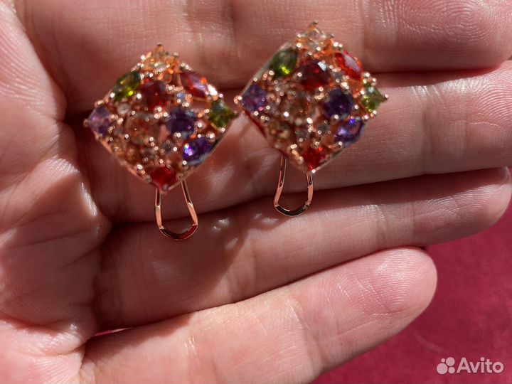 Новый комплект бижутерии с фианитами