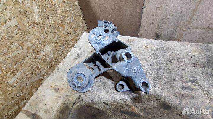 Опора двигателя правая 1.6 Passat B5