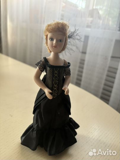 Фарфоровая кукла