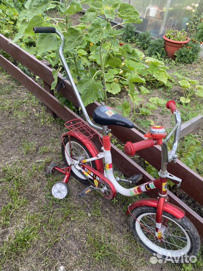 Четырехколесный велосипед с ручкой