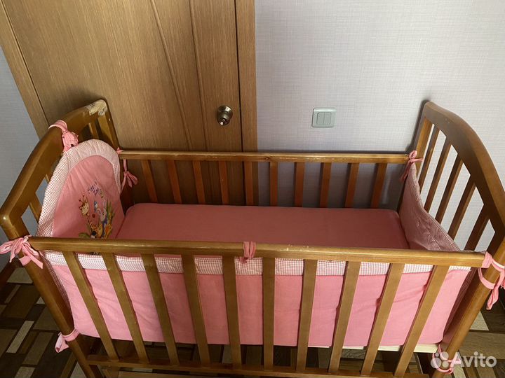 Детская кроватка с маятником