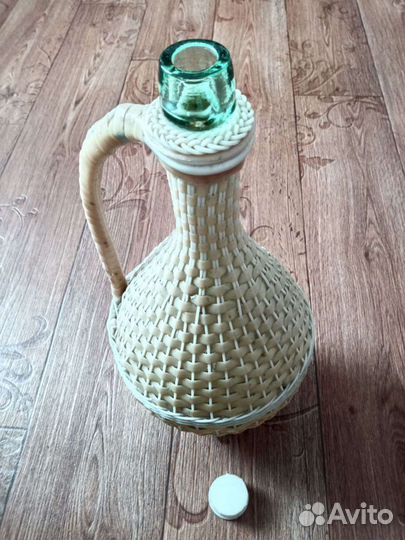 Бутыль стеклянная в оплётке. Вместимость 3,450