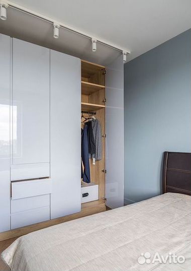 Шкаф в спальню распашной