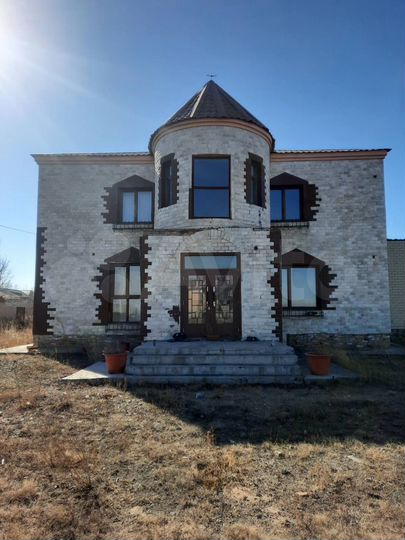 Коттедж 419 м² на участке 9 сот.