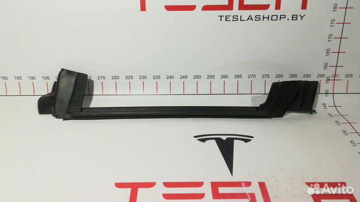 Уплотнитель стекла внутренний двери Tesla Model 3