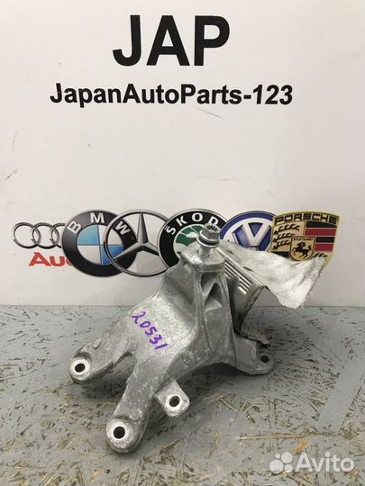 Кронштейн двигателя правый Audi A5 8T cdnc 2011