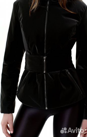 Куртка на молнии. Женская куртка