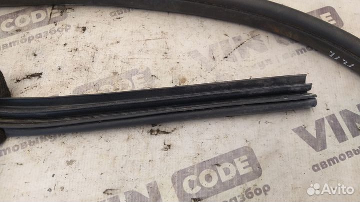 Уплотнитель двери правый передний Ford Kuga 1