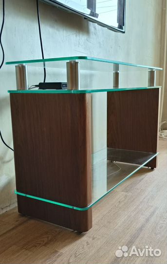 Стеклянная тумбочка под телевизор