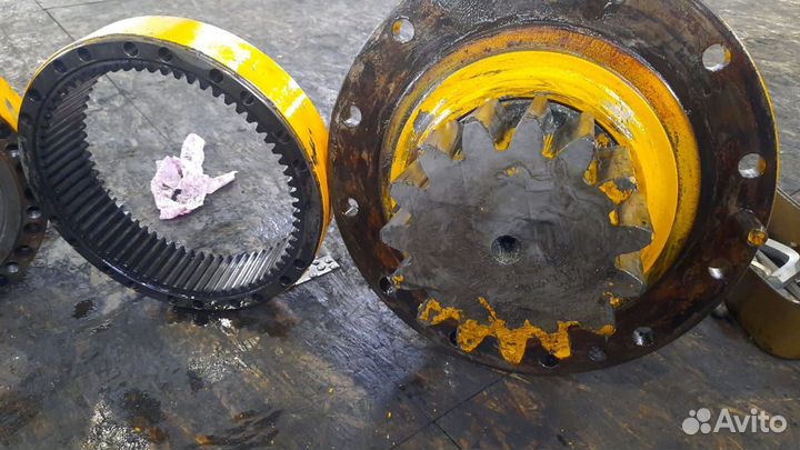 Редуктор поворота башни экскаватора JCB JS330NC