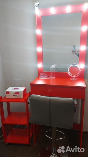 Гримерный столик для бровиста