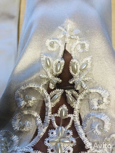 Перчатки нарядные белые