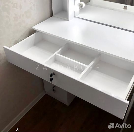 Туалетный столик и гримерное зеркало с подсветкой