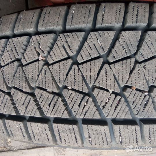 Bridgestone Blizzak DM-V2 215/65 R16