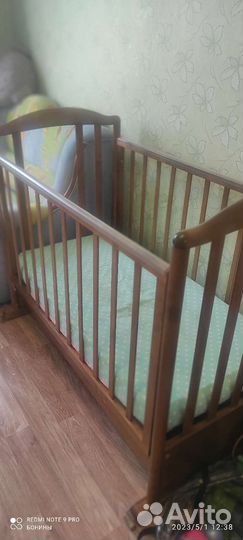 Детская кроватка с маятником и ящиком