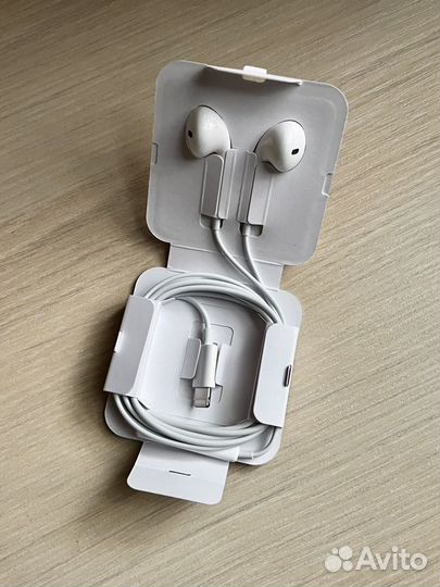 Наушники Apple EarPods с Lightning разъёмом