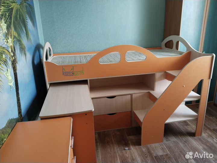 Кровать чердак со столом и комодом