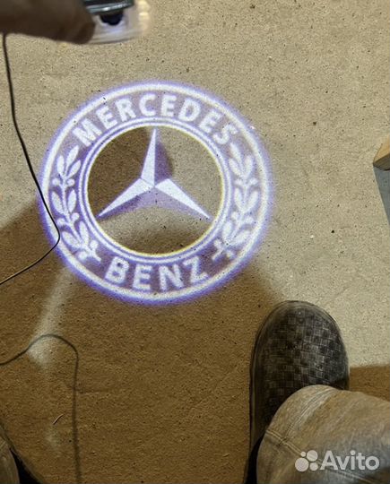 Проекция в двери Mercedes