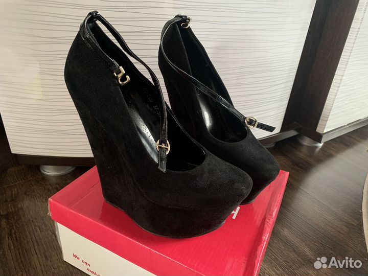 Роскошные замшевые туфли на танкетке, как новые