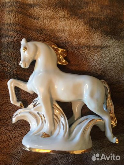 Конь фарфоровый