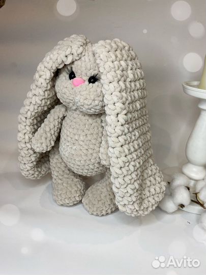 Плюшевый заяц вязаный