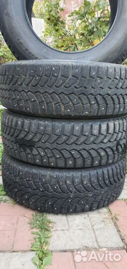 Bridgestone Blizzak Spike-01 215/65 R16