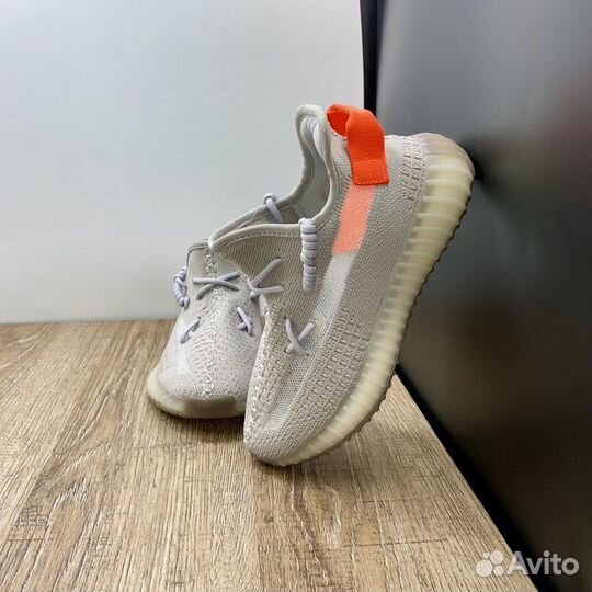 Кроссовки Adidas Yeezy Boost 350 v2 Fox Tail