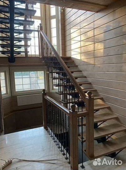 Лестница из ясеня на металлическом каркасе