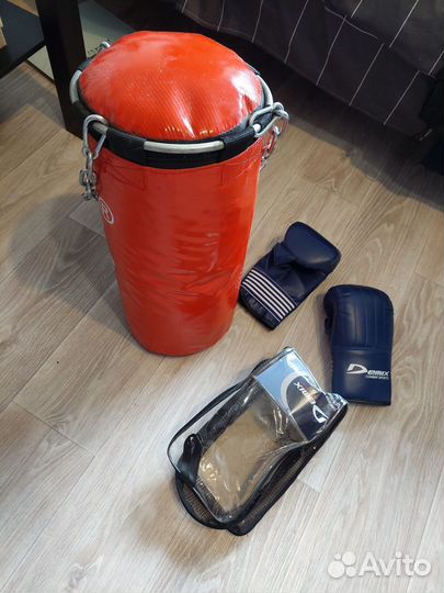 Боксерская груша и перчатки