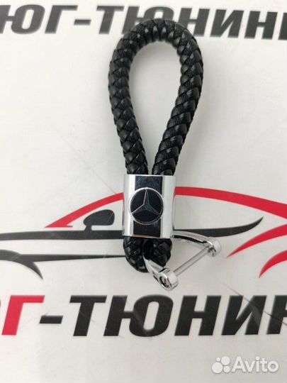 Брелок Mercedes в виде решетки красный