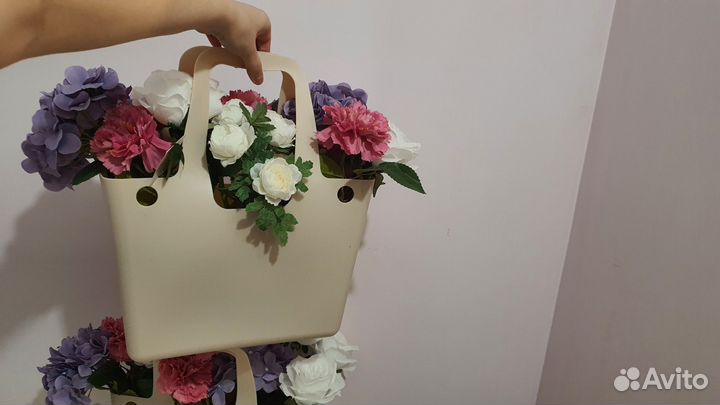 Исскуственные цветы в корзинах