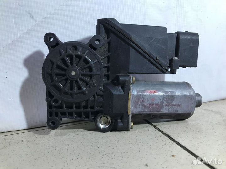 Моторчик заднего левого стеклоподъемника