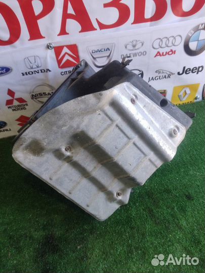 Корпус воздушного фильтра Volkswagen Passat B5 1.8