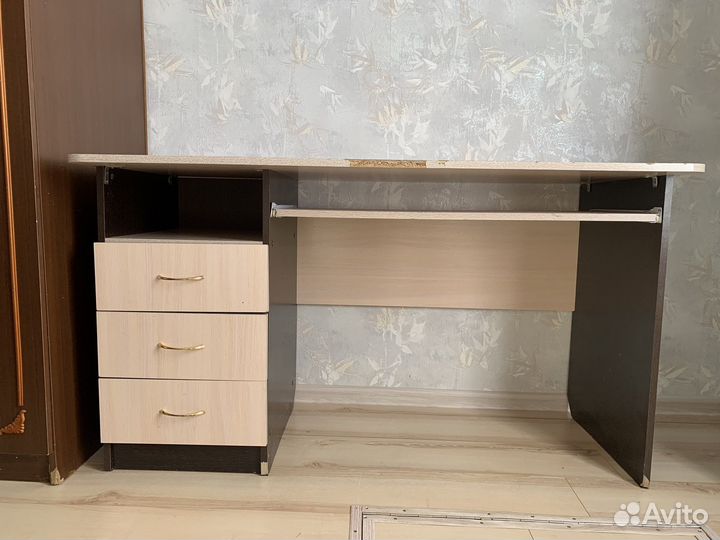 Письменный стол