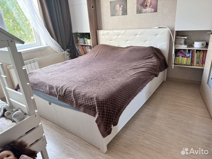 Кровать с подъемным механизмом и матрасом