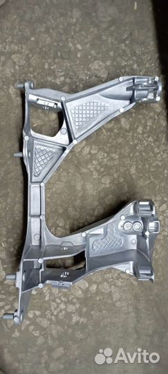 Кронштейн подрамника правый porsche cayman 718 GT4