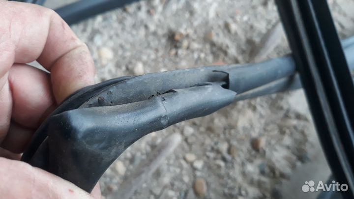 Резинки уплотнители дверей nissan wingroad y11